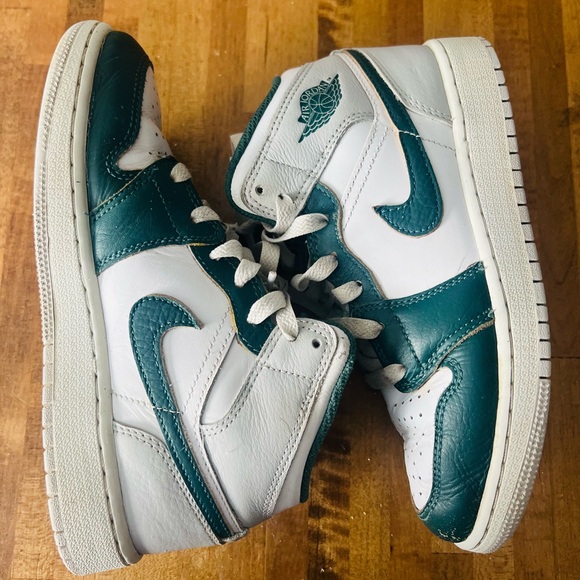 Jordan Other - Air Jordan 1 Mid SE Size 3.5Y